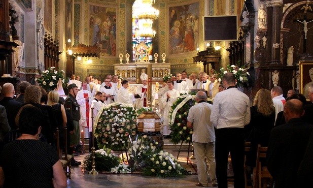 Msza pogrzebowa ks. Piotra Błońskiego w katedrze w Płocku