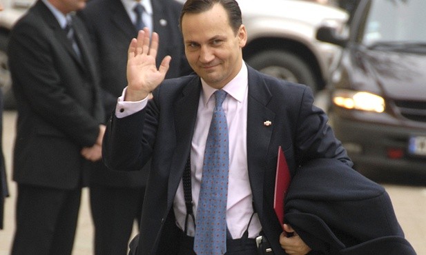 Sikorski: Europa znacznie szybciej powinna przestawić swój przemysł zbrojeniowy na czas kryzysu