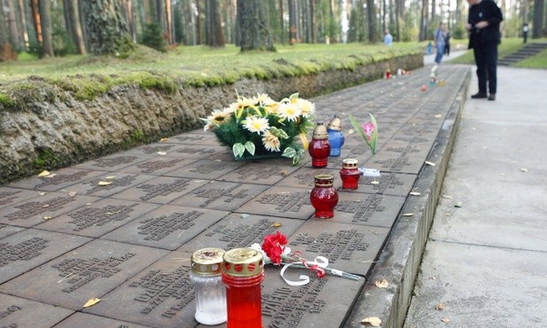 Memoriał przedstawił księgę o ofiarach zbrodni katyńskiej pochowanych w Miednoje