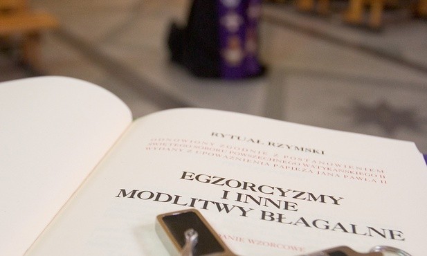 Księża egzorcyści alarmują o wielu przypadkach osób uwikłanych w kontakt ze złym duchem przez promowany w wielu środowiskach zwyczaj obchodzenia Halloween