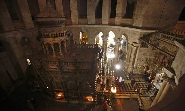 Jerozolima: Kościoły chrześcijańskie współpracują przy odnowie posadzki w Bazylice Grobu Pańskiego