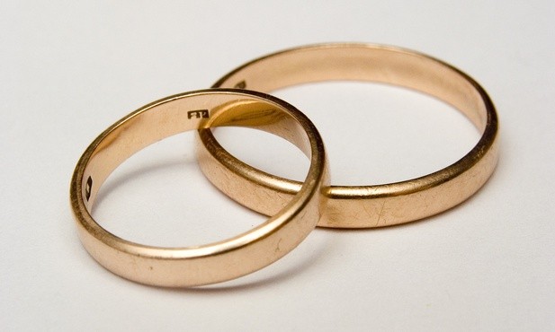 Bp Śmigiel zachęca do odnowienia przyrzeczeń małżeńskich w Niedzielę Świętej Rodziny