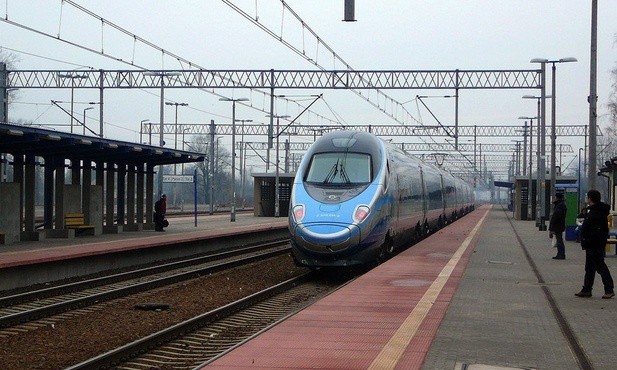 Pendolino na stacji kolejowej w Ciechanowie