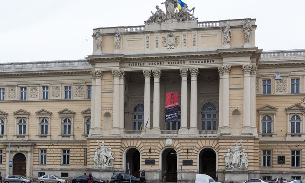 Napastnik zabarykadował się w pomieszczeniu, porozbijał okna i zaczął ranić szkłem przebywające z nim osoby 