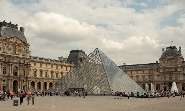 Paryż, Luwr. Ze współczesną piramidą