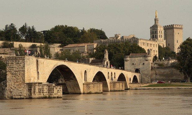 Awinion zatedrą i słynnym mostem, widział wielu papieży