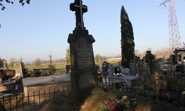 Jeden z dawnych grobów na cmentarzu w Trzepowie