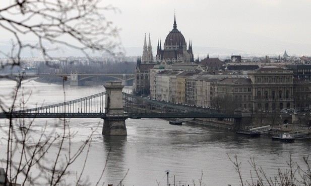 Węgry: Parlament zwleka z głosowaniem nad przystąpieniem Finlandii i Szwecji do NATO