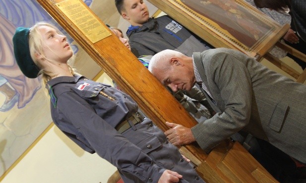 Podczas adoracji każdy mógł stanąć u stóp krzyża, składając na nim swoje intencje
