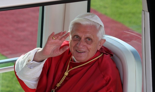 Niemcy. Złodzieje ukradli krzyż pektoralny Benedykta XVI