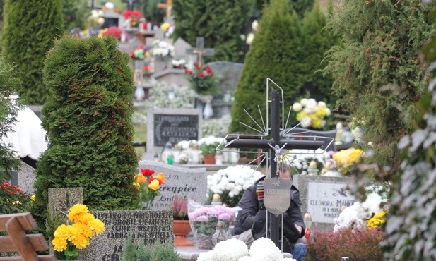 Polacy coraz rzadziej myślą o śmierci 
