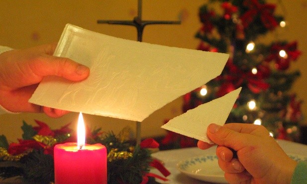 Skąd się wzięłą tradycja dzielenia się opłatkiem?