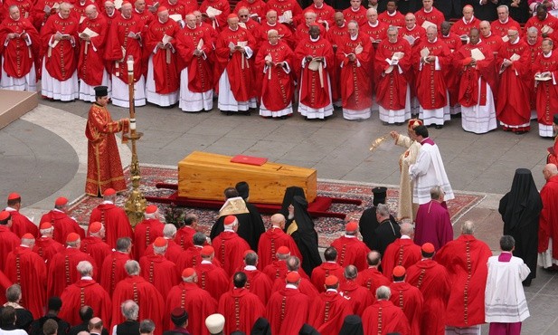 Tymi słowami kard. Ratzinger żegnał się z Janem Pawłem II