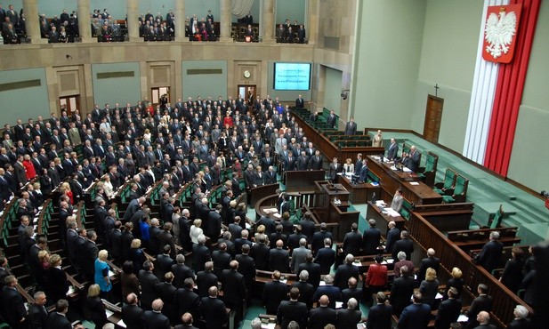 Sondaż: PiS na szpicy, trzy partie w Sejmie