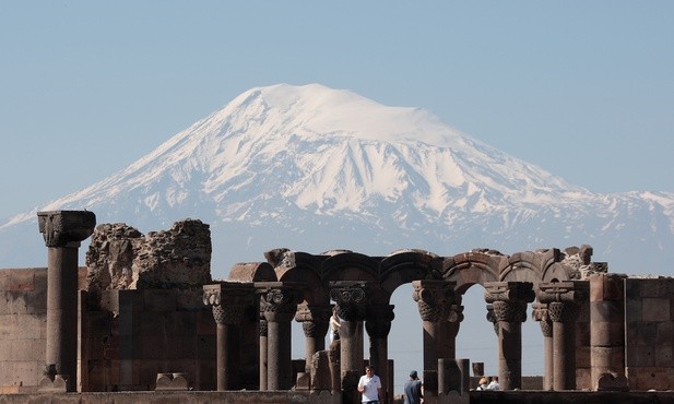 Armenia. W tle leżący poza jej granicami Ararat