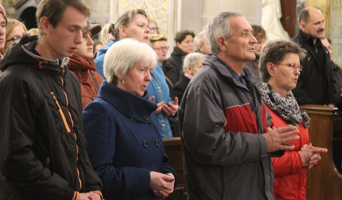 W programie spotkania w katedrze znalazła się modlitwa uwielbienia, Msza św. i świadectwa