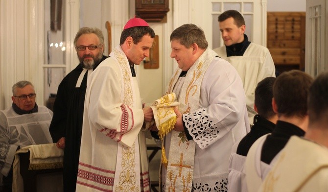 Bp Mirosław Milewski przekazuje bp. Marii Karolowi Babiemu stułę, jako dar i pamiętkę ekumenicznego spotkania