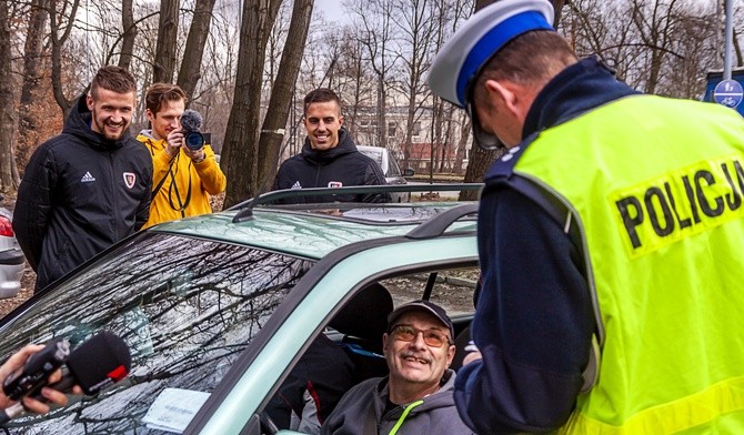 Piłkarze i policjanci sprawdzali, czy kierowcy zapięli pasy