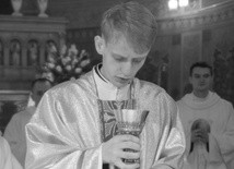Ks. Piotr Błoński odprawia Mszę świętą w płockiej katedrze