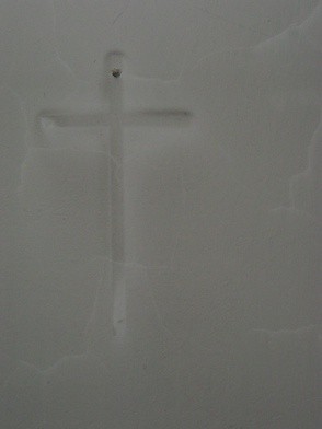 Ściana z której zdjęto krzyż