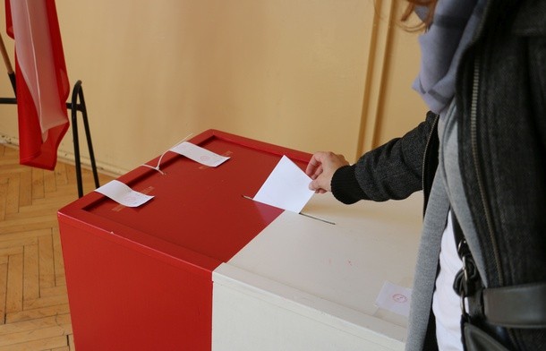 Wybory będą się odbywać w lokalach, ale każdy będzie mógł wybrać głosowanie korespondencyjne