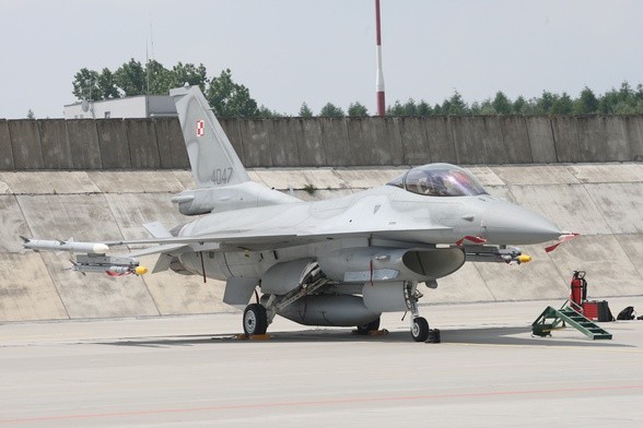 Morawiecki w Kijowie: Jesteśmy gotowi szkolić ukraińskich pilotów na F-16