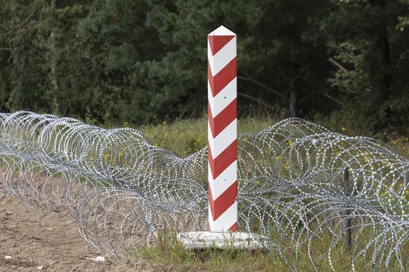"Białoruscy żołnierze za obozowiskiem rozłożyli siatki maskujące"