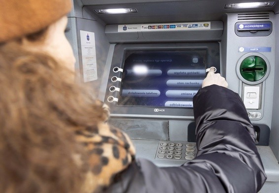 Przy bankomacie