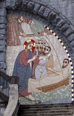 Lourdes: Mozaiki o. Rupnika znikną z sanktuarium Matki Bożej?