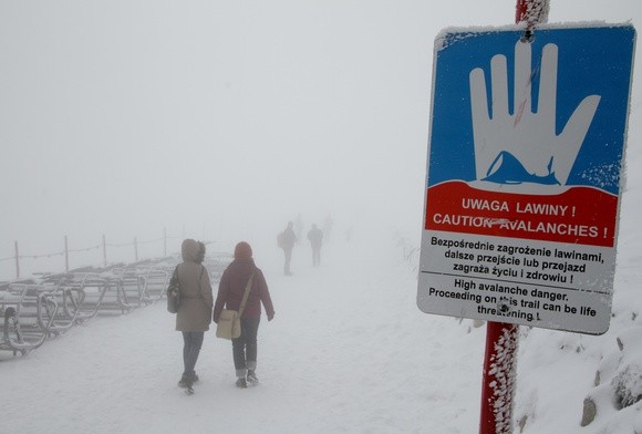 W Tatrach szybko przybywa śniegu, TOPR ogłosił drugi stopień zagrożenia lawinowego