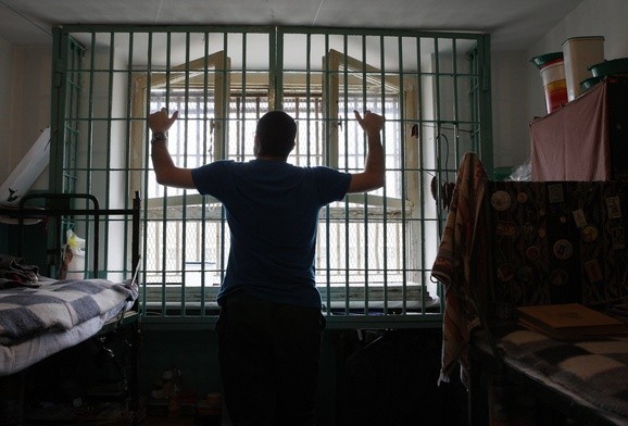Co trzeci Polak boi się tortur w razie aresztowania