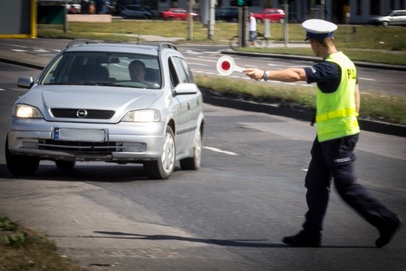 Od początku roku policjanci zatrzymali 13,8 tys. kierowców jeżdżących mimo zakazu