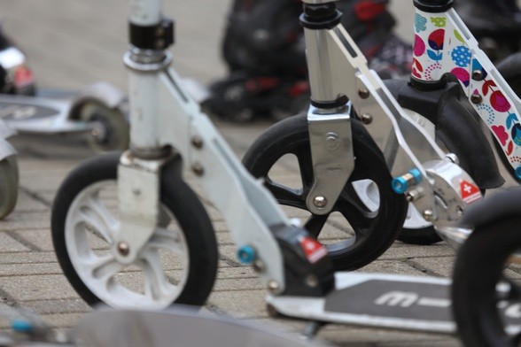  Niby dopuszczalna prędkość jadącego hulajnogą wynosi 20 km/h...