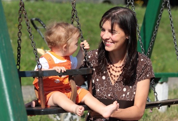 "Rzeczpospolita": Udogodnień dla matek coraz więcej