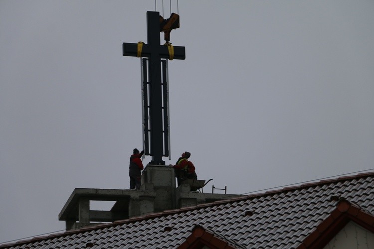 Krzyż na wieży sanktuarium w Płocku