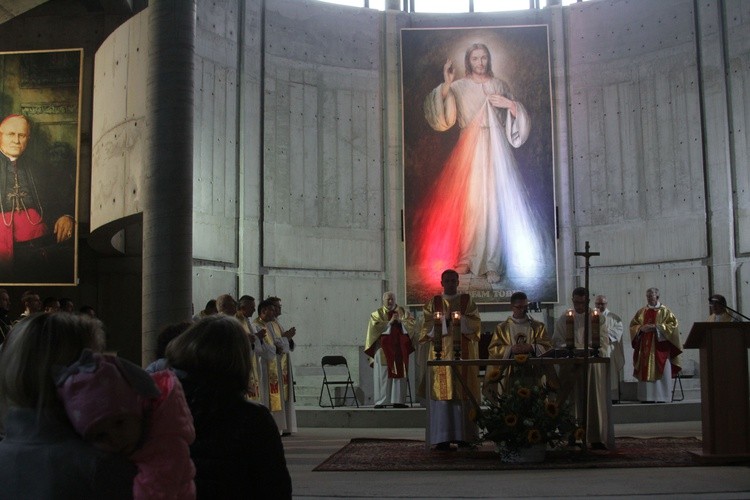 Płock. Pierwsza Msza św. w budowanym sanktuarium Bożego Miłosierdzia