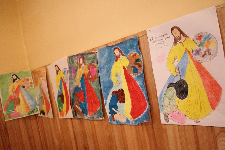„Jezus maluje twój portret farbami miłosierdzia"