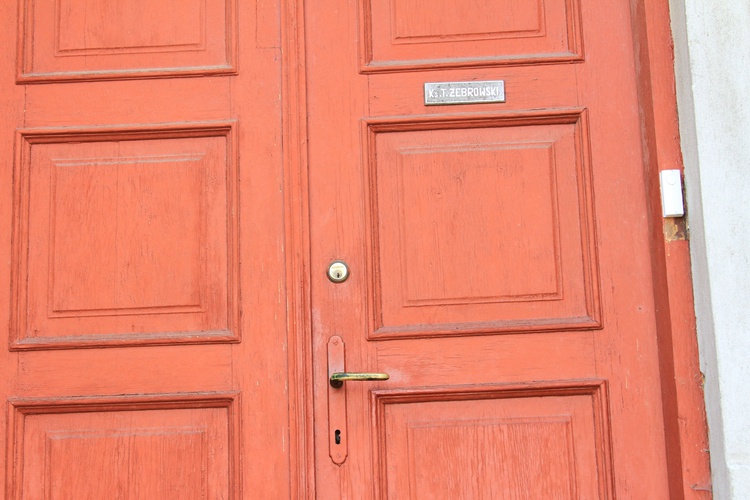 Zamknięte drzwi mieszkania ks. prof. Tadeusza Żebrowskiego w gmachu Biblioteki WSD. W tym miejscu mieszkał od 1957 roku do śmierci
