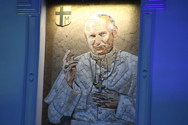 Płock. Wieczorna modlitwa pod oknem papieskim