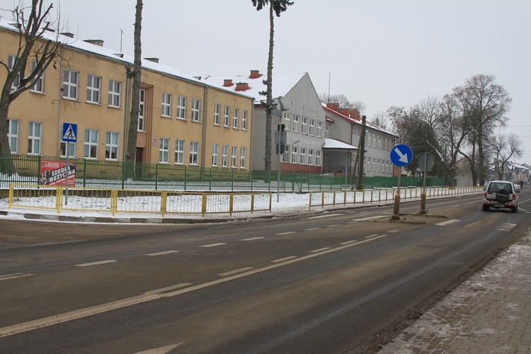 Przez centrum miasta przebiega ruchliwa droga wojewódzka łącząca Żuromin z Lidzbarkiem Welskim i Lubawą.