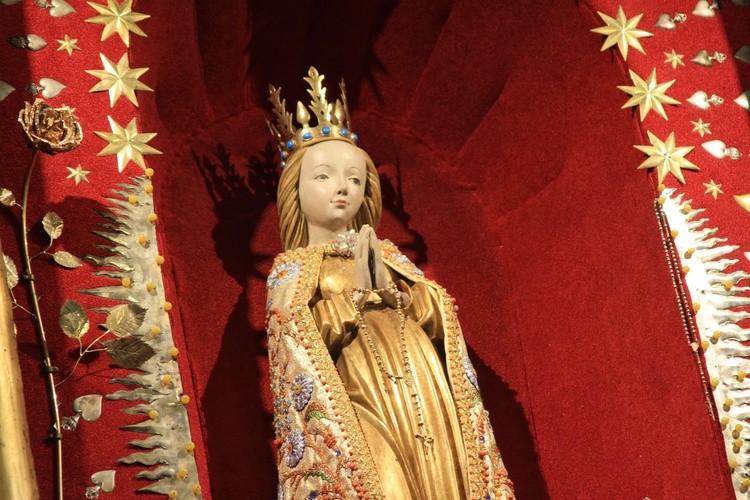 Skępe. Cudowna figura Matki Bożej Brzemiennej, którą od 1498 roku opiekują się bernardyni, koronowana w 1755 roku