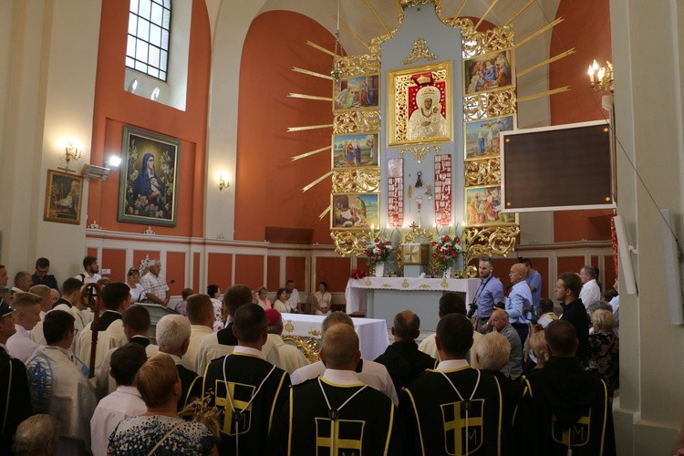 Szczególny i uroczysty akt był dopełnieniem zawierzenia diecezji sprzed 300 lat, którego dokonał bp Ludwik Załuski.