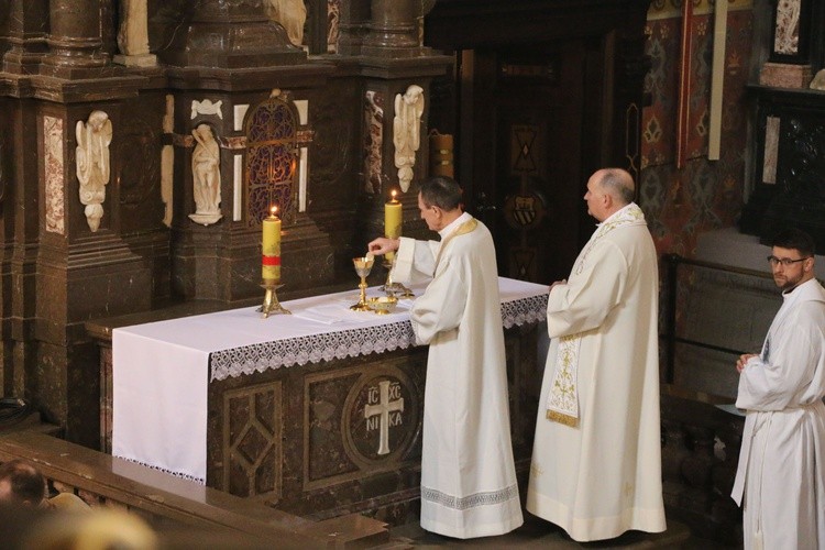 Płock. Msza Krzyżma w bazylice katedralnej