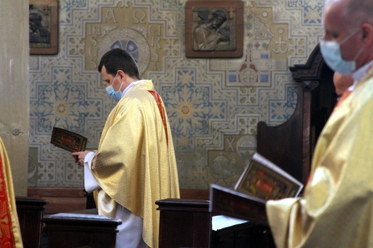 Płock. Msza krzyżma w katedrze