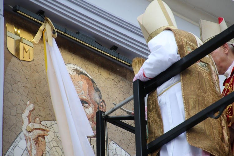 Płock. Poświęcenie mozaiki w oknie papieskim