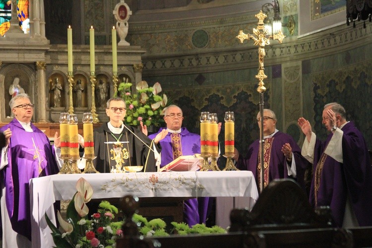 Płock. Msza za zmarłych biskupów i kanoników