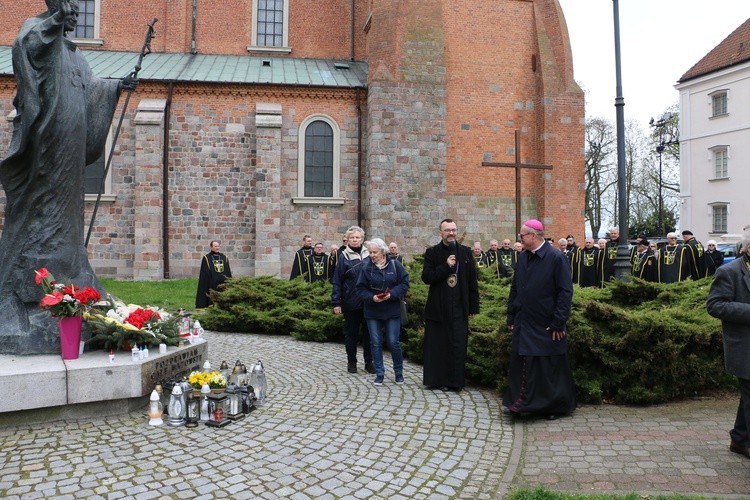 Płock. Dziękczynna modlitwa pod oknem papieskim