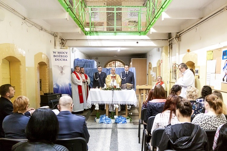 Ośmioro osadzonych przyjęło bierzmowanie w więzieniu w Lublińcu