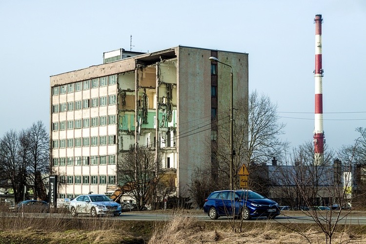 Znika biurowiec FAZOS-u, symbol przemysłowej historii Tarnowskich Gór