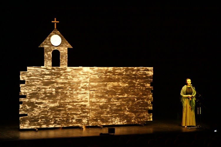 Stary kościół miechowski na scenie